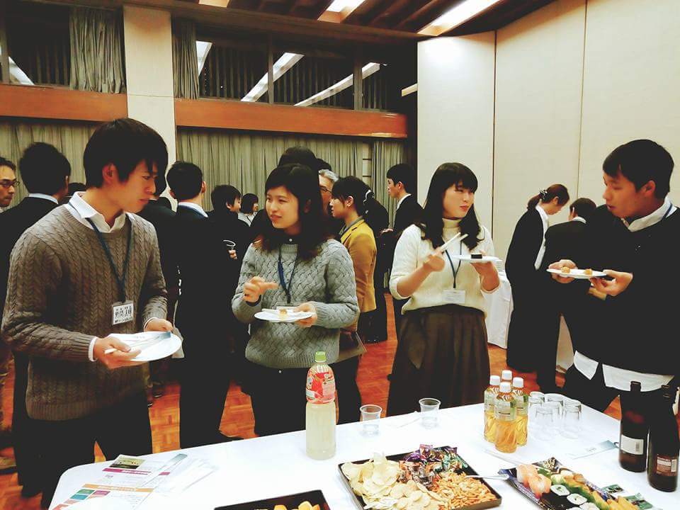 ❰一人暮らしの学生の食生活を改善したい‼❱神戸ソーシャルキャンパス様主催のミーティングに参加しました✏ 神戸を中心に活動する学生団体や企業の交流を兼ねて、１つのテーマについて話し合い、その問題解決をしようというイベントです私たち栄養学生団体funのミーティングテーマは「一人暮らしの大学生の食改善」です（写真右に注目です。なんと、「栄養学生団体fun」の札までご準備頂きました。恐縮です！）一人暮らしの大学生の食生活は一体どんなものなのか、皆さんは想像できますでしょうか？「一人暮らしの大学生のキッチンは、コンロが１つだけで洗い場も狭いため、水や火が満足に使えない被災地の状況と良く似ている」「お金に余裕がない学生は野菜を買うことができない。 これは、発展途上国などの貧困地での問題でもある、安い原材料費作った食事から十分な栄養を摂らなければいけない状況と良く似ている」大学生の一人暮らしの食生活問題は、栄養バランスの整った献立を立てる能力だけでは解決できない複雑な問題…今回は防災活動団体や発展途上国支援団体からもお話をお聞きすることができ、 栄養士・管理栄養士以外の目線から飛び出す問題解決のための素晴らしいアイデアに メンバーらは大変良い刺激を受けました?意見をくださった、大阪ガス様・三井住友銀行様・防災女子様・学生国際協力団体cue様… (全てご紹介できなくてすみません?)の皆様ありがとうございました‼‼また、このような機会を与えてくださった神戸ソーシャルキャンパス様には重ねて御礼申し上げます。 *:..｡o○☆*ﾟ¨ﾟﾟ･*:..｡o○☆*ﾟ¨ﾟﾟ･*:..｡o○☆*ﾟ¨ﾟ ･*:..｡o○☆*ﾟ¨ﾟﾟ･*:..｡o○☆*ﾟ¨ﾟﾟ 住所：兵庫県芦屋市大原町9-1-806    株式会社然 内（http://www.zen-marche.com/） http://fun-westjapan.com/ 【発行者】 fun実行委員会 ～栄養学生団体【fun】は、関西を中心とした                栄養士・管理栄養士養成コースの学生が活動する団体です。～ ･*:..｡o○☆*ﾟ¨ﾟﾟ･*:..｡o○☆*ﾟ¨ﾟﾟ･*:..｡o○☆*ﾟ¨ﾟ ･*:..｡o○☆*ﾟ¨ﾟﾟ･*:..｡o○☆*ﾟ¨ﾟﾟ