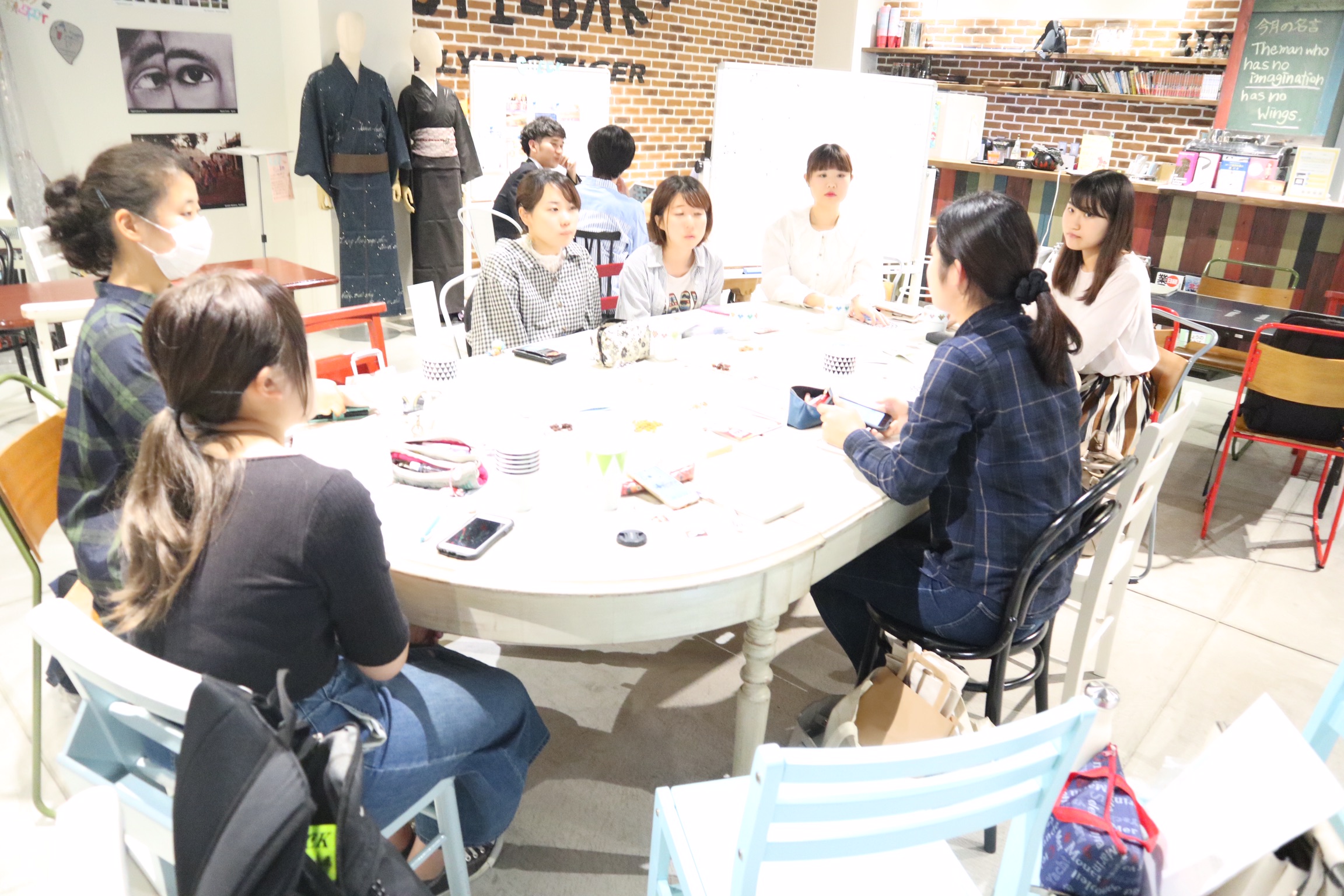 先日、京都三条にある学生カフェhyggerで京都支部ミーティングが行われました夏休みの間、それぞれ忙しくしていたメンバーが久々に集い、今後の活動について話し合いました。今回の議題は以下のものです。・阪急試食販売・JF兵庫漁連さんとの取り組み 〈阪急試食販売〉毎月、阪急梅田本店で行われているfunによる試食販売について9月の報告と10月のメニューが発表されました。10月はドライフルーツとナッツを使った料理で、funのメンバーが考えたパウンドケーキ、かぼちゃとレーズンくるみのサラダ、フォンダンウォーターを販売します！10/20(土) 13:00～16:00頃阪急うめだ本店地下2階で行います！是非お越しください〈JF兵庫漁連さんとの取り組み〉こちらでも毎月、funのメンバーによるレシピ開発、そしてそのメニューを阪急支店やコープにて店頭販売を行なっています。こちらは来年1月までの期間限定です。*:..｡o○☆*ﾟ¨ﾟﾟ･*:..｡o○☆*ﾟ¨ﾟﾟ･*:..｡o○☆*ﾟ¨ﾟ ･*:..｡o○☆*ﾟ¨ﾟﾟ･*:..｡o○☆*ﾟ¨ﾟﾟ住所：兵庫県芦屋市大原町9-1-806 株式会社然 内（http://www.zen-marche.com/）http://fun-westjapan.com/【発行者】 fun実行委員会～栄養学生団体【fun】は、関西を中心とした　　　　栄養士・管理栄養士養成コースの学生が活動する団体です。～･*:..｡o○☆*ﾟ¨ﾟﾟ･*:..｡o○☆*ﾟ¨ﾟﾟ･*:..｡o○☆*ﾟ¨ﾟ ･*:..｡o○☆*ﾟ¨ﾟﾟ･*:..｡