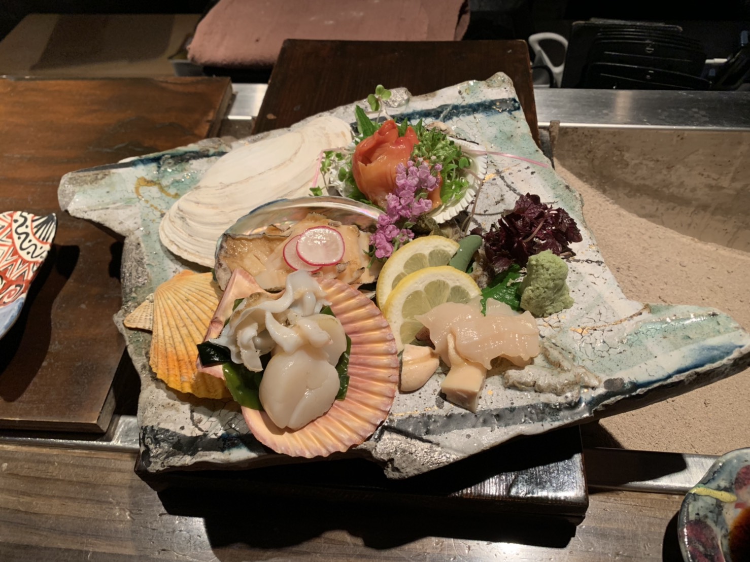 先日、大阪にある、地下鉄「心斎橋」駅から徒歩5分程の、“貝料理”専門店「ゑぽっく」さんを訪ねました！貝料理専門のお店自体、なかなか珍しいですが、選び抜かれた食材と、コース料理ならではの食のバランス、演出は、ここ「ゑぽっく」さんでしか味わえない特別感があり、終始大満喫でした！●季節のお野菜(茄子とトマト)と貝(貝柱)の冷菜お口の中に広がる冷んやりと優しい味付け、貝柱の甘さからスタートです。●貝だけでとった出汁のスープなんともホッとするコハク酸の旨味(栄養学生だからか、旨味成分が頭によぎります(^^)♪)が詰まった上品なスープ●貝のお造り盛り合わせ選び抜かれた食材で、貝のお造り。塩と醤油でいただきました。●前菜7種盛り合わせ生牡蠣のポン酢和え、イタヤ貝のポテトサラダ、つぶ貝の自家製チャンジャ、ばい貝と大根の煮物、、、などなど えぽっくさんならではの貝の前菜創作料理は、盛り付けも含め大満喫でした！●帆立deカツサンドなんとも可愛らしい帆立のカツサンド、遊び心が垣間見え楽しく、その味も別格でした！次々出てくる貝のお料理に心が踊ります♪●焼き物 〜牡蠣〜昆布の上に牡蠣をのせ、目の前で、炭火で焼いていただきました！待ち遠しく見つめながら、、、粒が大きくプリプリで輝かしい牡蠣は、さっぱりとした味でとても美味しかったです。昆布の上に零れ落ちた汁までいただきました！●焼き物 〜貝焼き 北寄貝 黒豚アーリオオーリオ〜北寄貝(コハク酸)と、ベーコン(イノシン酸)と、椎茸(グアニル酸酸)で、旨味の相乗効果で、旨味が何倍にも膨れ上がり、仕上げにガーリックオイル！！！貝にはこんなお料理もあったのかと、あっと驚く美味しさでした！●焼き物 〜あわび〜お造りではコリコリとした生の鮑をいただきましたが、焼くと食感が一変し、とっても柔らかかったです！鮑の肝で作られたソースでいただきましたが！これがまたなんとも言えない美味しさで、旨味が濃縮されていました。最高です！●浅利の塩ラーメンコースの〆に、白醤油で仕上げた浅利の塩ラーメン！こちら、えぽっくさんではランチも行なっており、ランチで人気の浅利の塩ラーメンです！！●デザートそして、“獺祭”もいただきました！貝料理に日本酒は良く合いますね！料理長が織りなすコース料理は、一つ一つのお料理だけではなく、お料理の流れを楽しむことがでしました。美味しいものを食べるって本当に幸せだなと思います♪♪♪また、美味しいお店を知るってとても嬉しいですね♪♪♪至福の一時でした～～『ゑぽっく』アクセス：地下鉄見御堂筋線心斎橋駅6番出口　徒歩5分ホームページ：http://www.qraud.com/brand-list/epoque/電話番号：06-6252-1540*:..｡o○☆*ﾟ¨ﾟﾟ･*:..｡o○☆*ﾟ¨ﾟﾟ･*:..｡o○☆･*:..｡o○☆*ﾟ¨ﾟﾟ･*:..｡o○☆*ﾟ¨ﾟﾟ･*:..｡o○住所：兵庫県芦屋市大原町9-1-806 株式会社然 （http://www.zenmarche.com/）http://fun-westjapan.com/【発行者】 fun実行委員会～栄養学生団体【fun】は、栄養士・管理栄養士養成コースの学生が社会や企業と コラボレーションしながら、社会で即戦力として通用する経験を積む場です。栄養士・管理栄養士を目指す大学生、専門学校生の就活にも有利です♪♪～･*:..｡o○☆*ﾟ¨ﾟﾟ･*:..｡o○☆*ﾟ¨ﾟﾟ･*:..｡o○☆･*:..｡o○☆*ﾟ¨ﾟﾟ･*:..｡o○☆*ﾟ¨ﾟﾟ･*:..｡