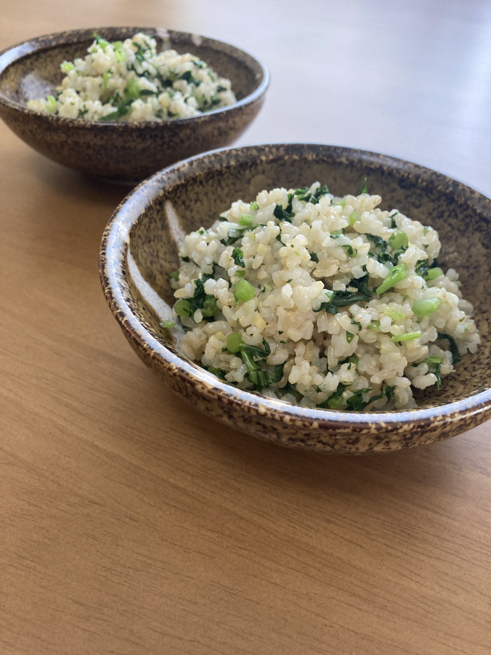 YouTube動画第９弾「青菜と生姜の混ぜごはん」を投稿しました。実はこの料理、薬膳のレシピなんです。薬膳と聞いたら難しいイメージがあるかもしれませんが、この料理は材料が少なく、簡単に作ることができます。このレシピに使われるお米は「玄米」です。玄米とは、収穫した稲から籾殻（もみがら）を除いた状態のお米のことです。玄米は白米よりもビタミンB群、ミネラル、食物繊維が豊富で、「完全栄養食」ともよばれます。不要なものを排出するデトックス効果や、ダイエット効果も期待できます。外出自粛で運動不足の方にもよいですね。ここで、お米を保存するときのポイントを紹介します。温度、湿度に気をつける必要があります。理想的な温度は10〜15度です。お米は高温や直射日光にとても弱いので避けるようにしましょう。夏場には野菜室で保存するのが良いです。お米は湿気にも弱いです。水回りを避けて濡れない場所、風通しの良い場所に保存しましょう。密閉して保存することも大切です。湿気や酸化から守り、防虫にも役立ちます。この料理は生姜をたっぷり使用しています。生姜が味のアクセントになり、少量の塩でも満足できます。生姜の辛味成分である「ジンゲロール」や「ショウガオール」には血行を促進し、発汗を促すなどの体温維持効果があるといわれています。身体を温める効果により、風邪予防につながります。コロナに負けない免疫力をつけましょう！ここで、生姜の下ごしらえのコツを紹介します。皮を剥くときは、スプーンを使うとよいです。無駄なく、手軽に皮を剥くことができます。生姜の表面にスプーンの端を当て、皮を削ぎ落とすようにします。しかし、皮と実の間に栄養成分がたくさん詰まっているので、皮の剥きすぎには注意です。新鮮で農薬を使っていないものは、皮剥きなしで使いましょう！すりおろす場合も皮剥きは必要ないです。さらに、保存方法を紹介します。生の生姜に含まれるジンゲロールは熱や乾燥で変化しやすいです。そのため、生姜を新聞紙かラップに包み、冷暗所で保存しましょう。今回使用した青菜は大根の葉です。みなさんは大根の葉を食べていますか？葉には根にはない栄養素がたくさん含まれています。特に、皮膚や粘膜の健康を維持する効果のあるβカロテンが豊富です。葉まで食べることで食品ロスを防ぐことができます。ぜひ、活用しましょう✨この「青菜と生姜の混ぜごはん」をはじめとするレシピ動画は、YouTubeで公開しています。是非ご覧ください♪https://youtu.be/sKMCAIYCXvY〜青菜と生姜の混ぜごはんの作り方〜〈材料　3〜4人前〉玄米　2合生姜　30g青菜　2株（大根の葉、小松菜、かぶの葉など好みのものでよい）塩　小さじ1水　適量〈作り方〉1.生姜の皮を剥き、みじん切りにする。2.玄米を洗い、2合の線まで水を入れ、塩・1を入れて炊飯する。（炊飯器に玄米用の目盛りやコースがあれば、使用する）3.青菜を2〜3分程度茹で、冷水で冷やす。水を切って、みじん切りにする。4.炊き上がったご飯と3を混ぜ合わせる。5.お皿に盛り付けて、完成！*:..｡o○☆*ﾟ¨ﾟﾟ･*:..｡o○☆*ﾟ¨ﾟﾟ･*:..｡o○☆･*:..｡o○☆*ﾟ¨ﾟﾟ･*:..｡o○☆*ﾟ¨ﾟﾟ･*:..｡o○住所：兵庫県芦屋市公光町4-20-303　　　株式会社然 （http://www.zenmarche.com/）http://fun-westjapan.com/【発行者】 fun実行委員会～栄養学生団体【fun】は、栄養士・管理栄養士養成コースの学生が社会や企業とコラボレーションしながら、社会で即戦力として通用する経験を積む場です。栄養士・管理栄養士を目指す大学生、専門学校生の就活にも有利です♪♪～･*:..｡o○☆*ﾟ¨ﾟﾟ･*:..｡o○☆*ﾟ¨ﾟﾟ･*:..｡o○☆･*:..｡o○☆*ﾟ¨ﾟﾟ･*:..｡o○☆*ﾟ¨ﾟﾟ･*:..｡